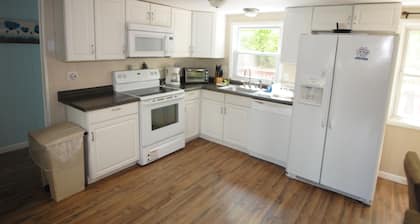 Pocono Mountain Retreat- Cozy 3 Bedroom Lodge in Arrowhead Lake