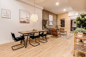 In-room dining - Bohemian Vieux Quebec Two Bedroom (Québec City)