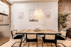 In-room dining - Bohemian Vieux Quebec Two Bedroom (Québec City)