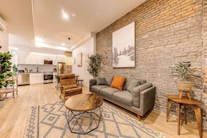 Flat-screen TV - Bohemian Vieux Quebec Two Bedroom (Québec City)