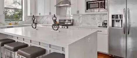 Refrigerador, cafetera/tetera, tetera/pava eléctrica