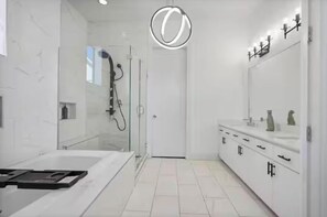 Douche, sèche-cheveux, serviettes fournies, savon