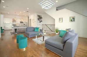 Smart TV - Midtown Luxe: Chic Home Near Downtown Hotspots (Houston)