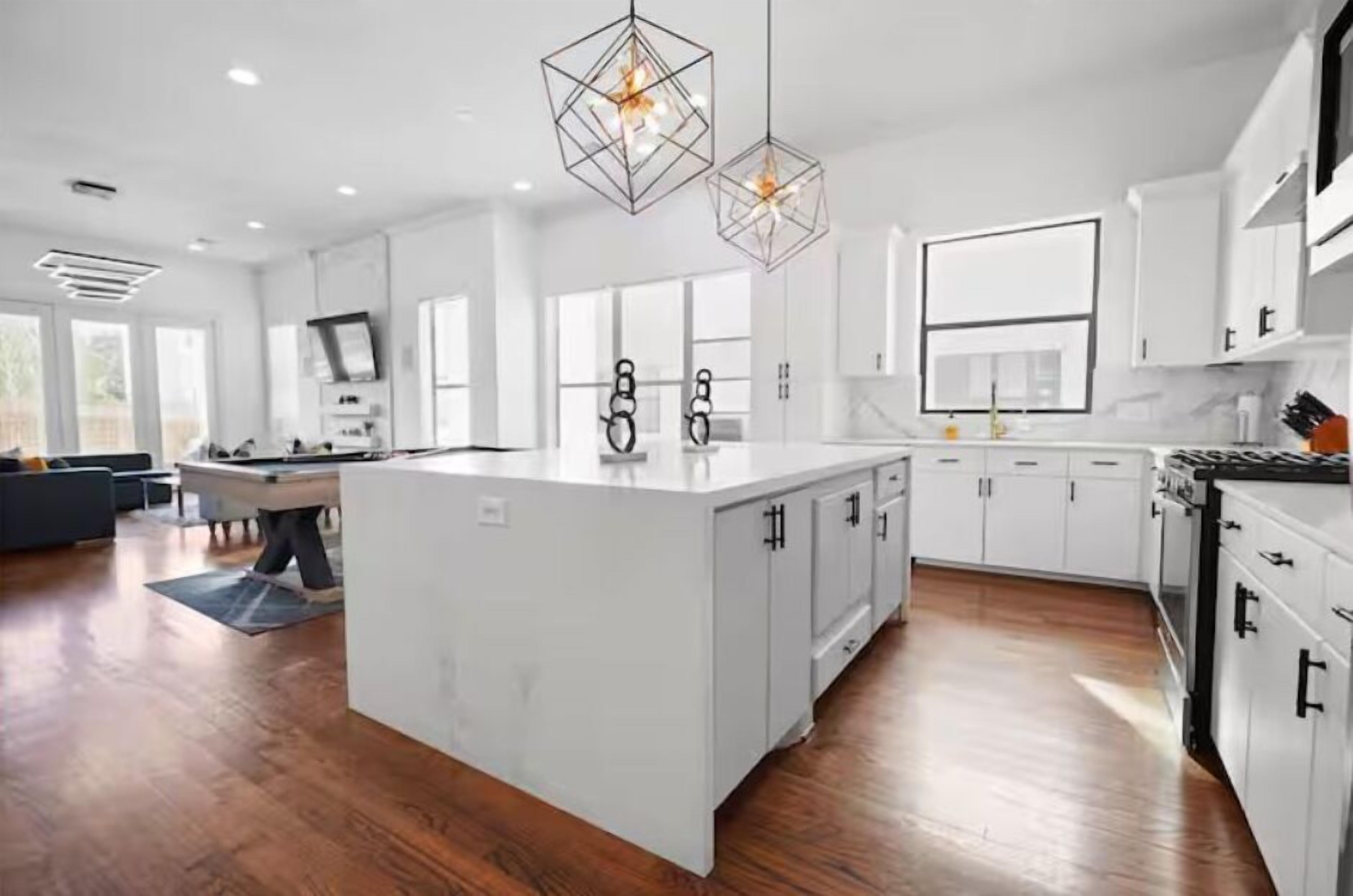 Fridge, coffee/tea maker, electric kettle, highchair