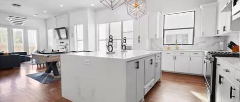 Refrigerador, cafetera y tetera, tetera eléctrica y periquera