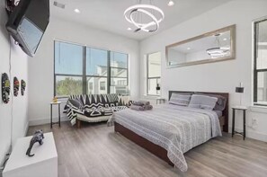 3 bedrooms, desk, iron/ironing board, travel cot - Midtown Luxe: Chic Home Near Downtown Hotspots (Houston)