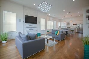 Smart TV - Midtown Luxe: Chic Home Near Downtown Hotspots (Houston)