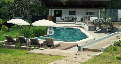 VIllas Turrú 402 fully equipped in Turrucares with shared pool and BBQ area.