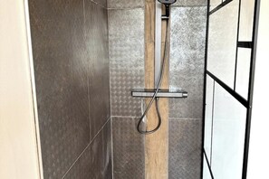 Shower, towels, soap, toilet paper