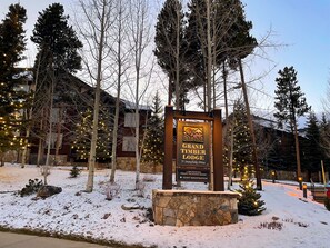 Property grounds - Grand Timber Lodge Ski in/out - 2BD Kitchenette (Breckenridge)
