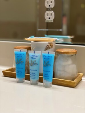 Secador de pelo, toallas, jabón y champú