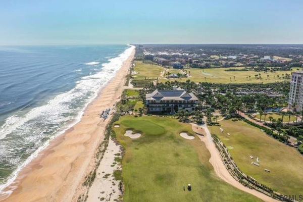 Beach nearby, sun loungers, beach towels