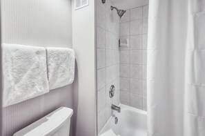 Séchoir à cheveux, serviettes fournies, savon, papier de toilette