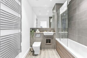 Dusj, håndklær, såpe og toalettpapir