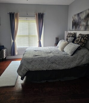 4 habitaciones, tabla de planchar con plancha, wifi y ropa de cama 