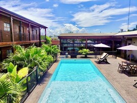 Una piscina al aire libre