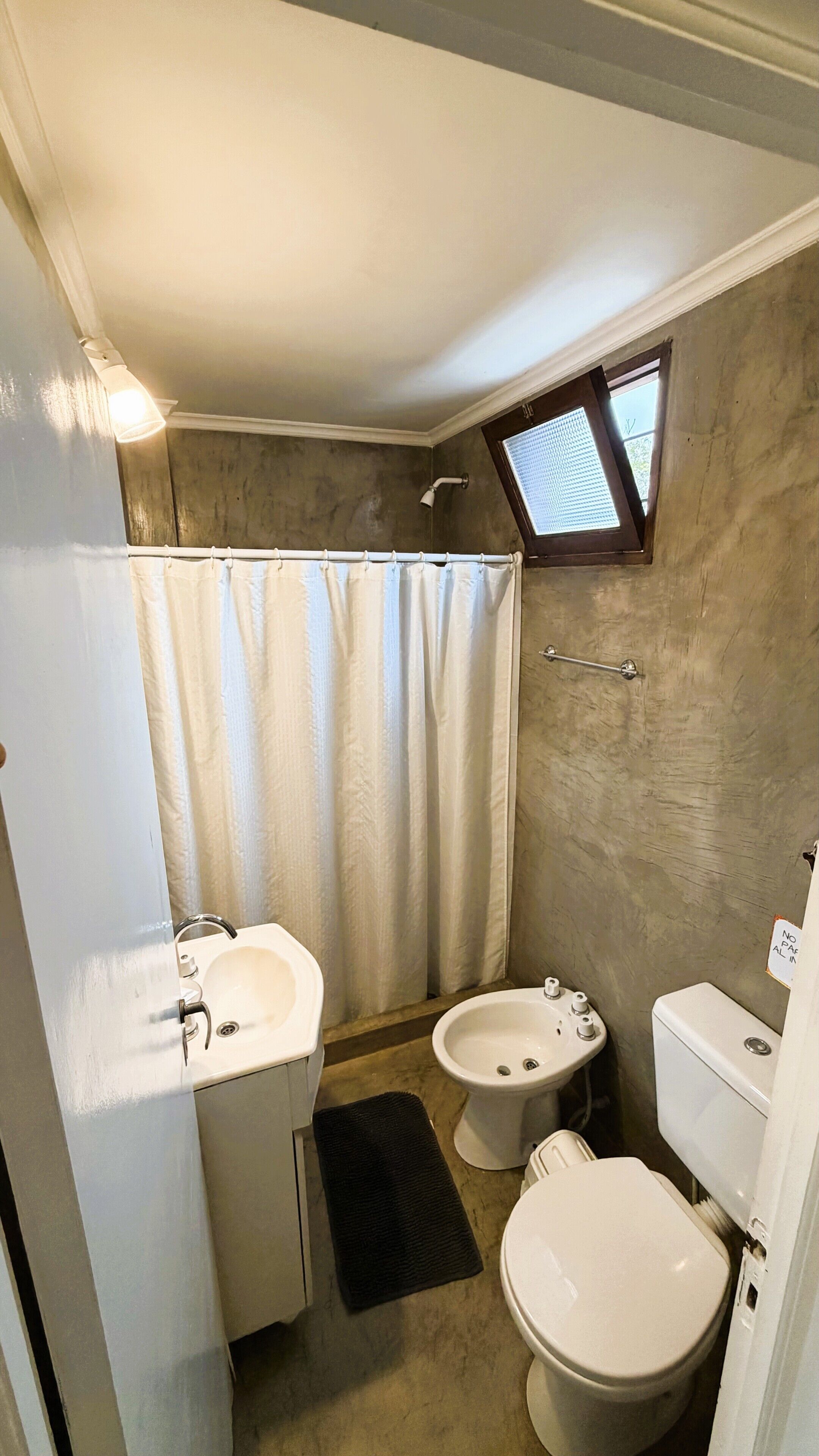 Un bagno con doccia, due lavandini, un bidet e un water.