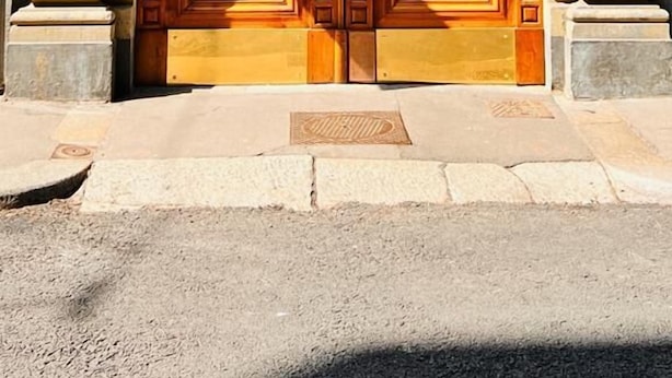 A double wooden door with a sign indicating no parking. - Piccole Suite di Charme (Turin)