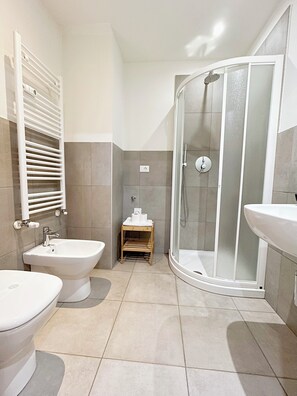 Elite-Doppelzimmer | Badezimmer | Dusche, kostenlose Toilettenartikel, Haartrockner, Handtücher