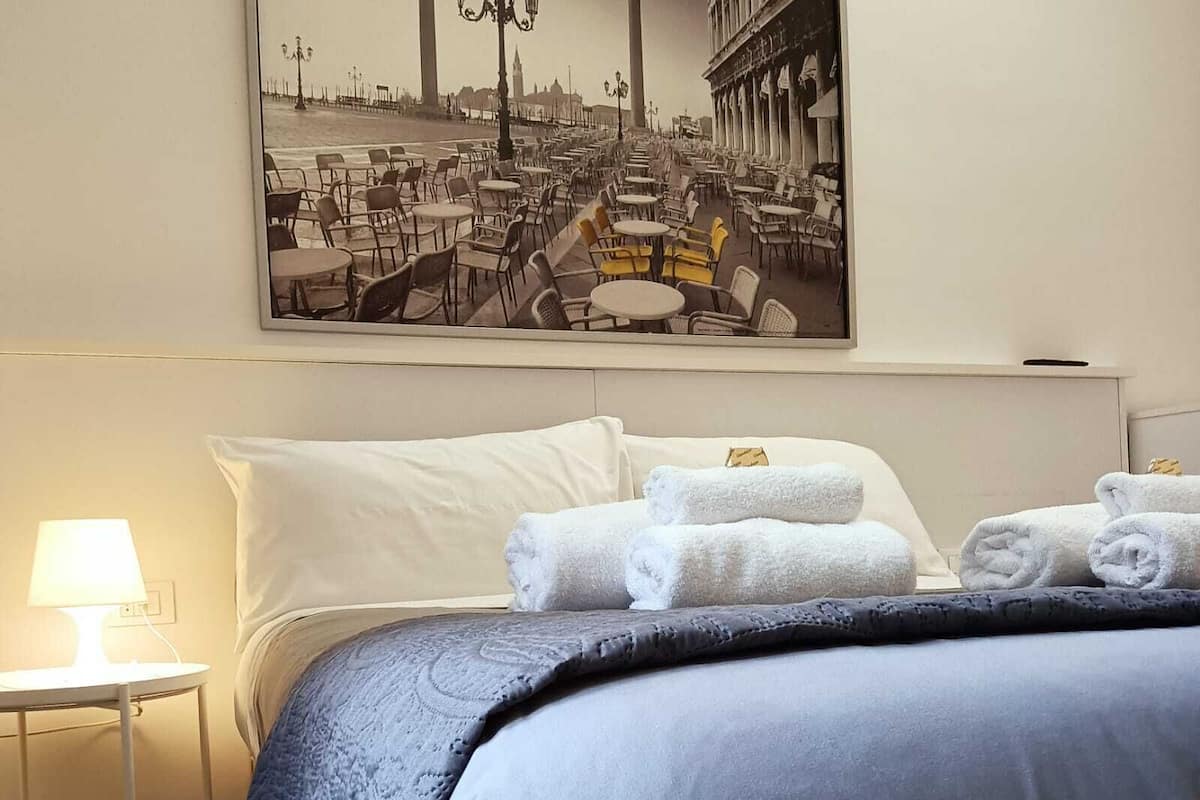 1 bedroom, Egyptian cotton sheets, premium bedding, down duvets