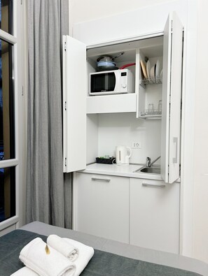 Kjøleskap, mikrobølgeovn, kokeplater og kjøkkenutstyr