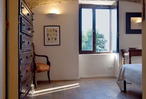 5 bedrooms, iron/ironing board, WiFi, bed sheets