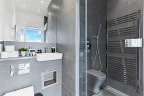 シャワー、タオル、石鹸、トイレットペーパー