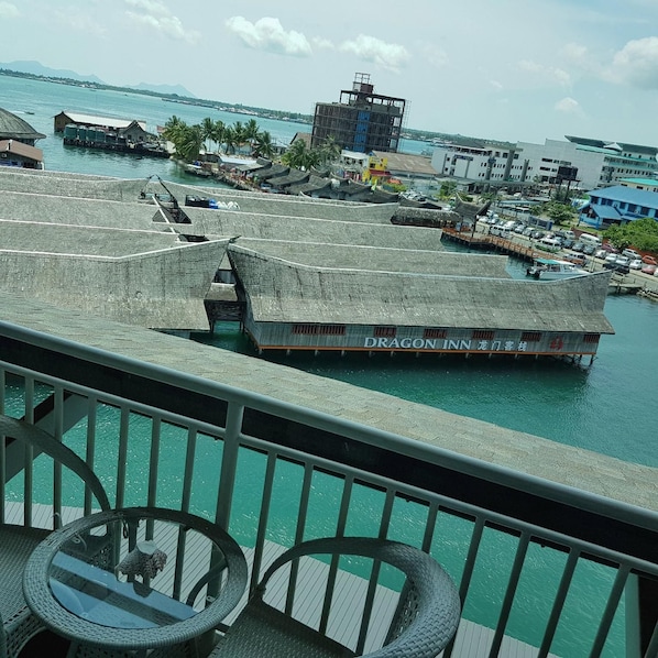 A waterfront property with a Dragon Inn building, a dock, and a view of the sea. - Pacific Inn (Semporna)