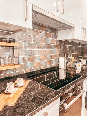 Fridge, oven, coffee/tea maker, electric kettle