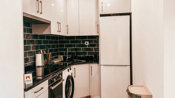 Geladeira, fogão, cafeteira/chaleira, chaleira elétrica