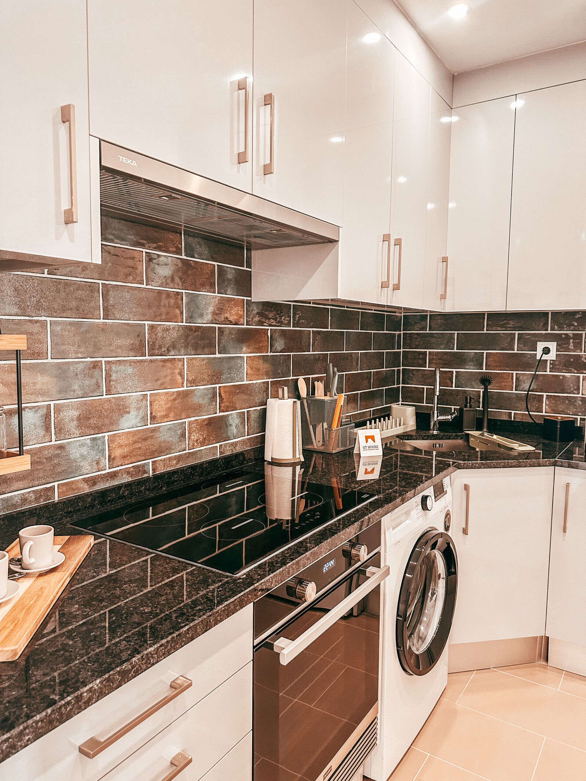 Geladeira, fogão, cafeteira/chaleira, chaleira elétrica