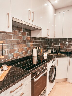 Fridge, oven, coffee/tea maker, electric kettle