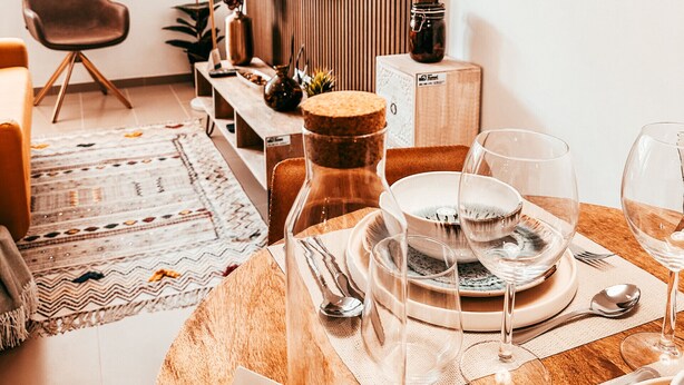Una sala de estar moderna con comedor listo para una comida.