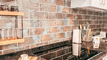 Geladeira, fogão, cafeteira/chaleira, chaleira elétrica