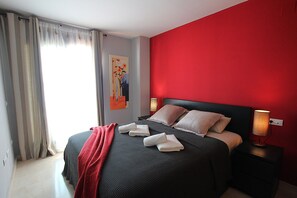 2 عدّة غرف نوم ومكواة/لوح كي وواي فاي وملاءات أسرّة