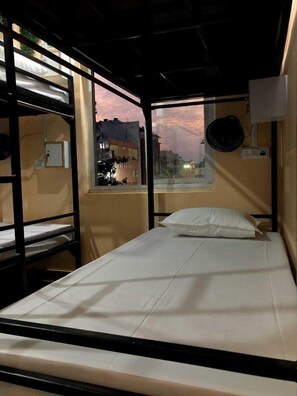 办公桌、笔记本电脑工作区、隔音、免费 WiFi