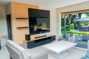 Living area - Spacious 4-bedroom apartment with WiFi, fitness room in enjoyable Harare (Harare)