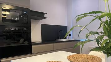 Suite estudio panorámica, vista al mar | Cocina privada | Horno, cafetera de espresso, cafetera y tetera y tetera eléctrica