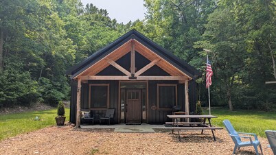 Cozy 2-BR cabin with bonus loft bedroom by the Wine Trail in the Shawnee Forest!