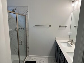 Dusche, Haartrockner, Handtücher, Seife