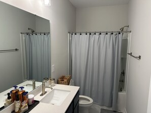 Ducha, secador de pelo, toallas y jabón