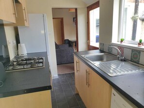 House, 3 Bedrooms, City View | Private kitchen - Comfortable Homestay in Stoke (Stoke-on-Trent)