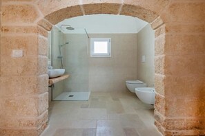 Bañera de hidromasaje, secador de pelo, toallas, jabón