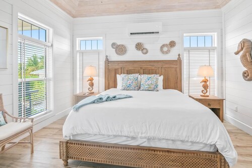 La Dolce Vita Cottage, Beachfront w/ pool directly on Tropic of Cancer Beach!