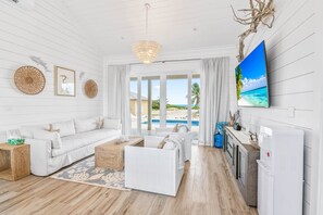 Smart TV, books, music library, stereo - La Dolce Vita Cottage, Beachfront w/ pool directly on Tropic of Cancer Beach! (Moore Hill)
