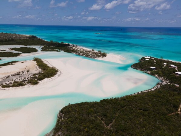 على الشاطئ، كراسي للتشمس، مناشف للشاطئ