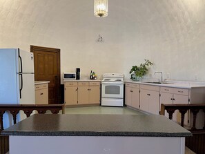 Fridge, microwave, oven, stovetop - Church Conversion Family Chalet - Pretty River - Collingwood - Blue Mountain (Nottawa)
