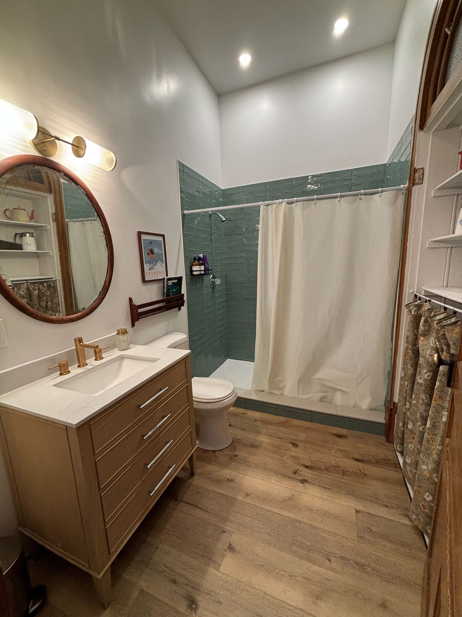 Douche, serviettes fournies, savon, papier toilette