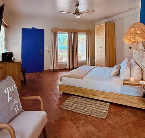 Premium bedding, minibar, in-room safe, laptop workspace - Blue Reef Beach (Placencia)