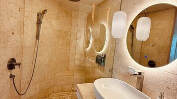 Shower, rainfall showerhead, free toiletries, hair dryer